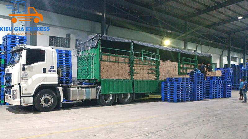 Vận chuyển hàng hóa Hà Nội vào Bình Dương nhanh, an toàn, giá rẻ 2 Cac-dich-vu-van-chuyen-hang-hoa-tai-Binh-Duong-cua-Kieu-Gia-Express