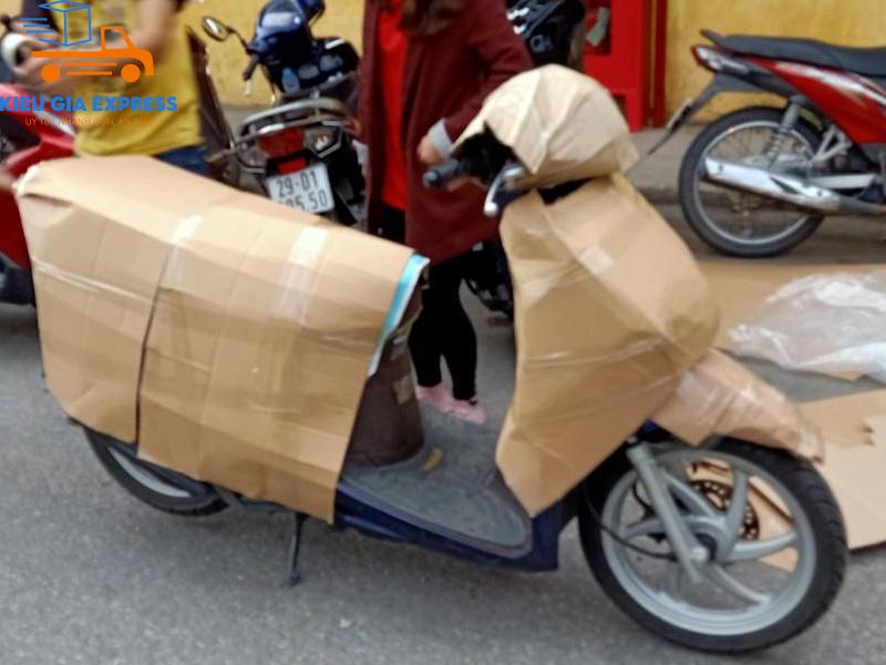 bọc xe cẩn thận bằng bìa carton