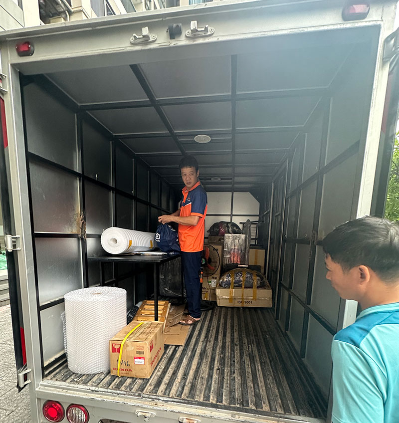 Xe gửi hàng Hà Nội Quảng Bình giá rẻ, giao hàng tận tay 5 Xếp hàng hóa lên xe tải tại bưu cục Hà Nội