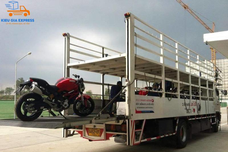 Vận chuyển xe máy bằng ô tô xe tải Bắc Nam giá rẻ 4 Vận chuyển xe máy bằng ôtô
