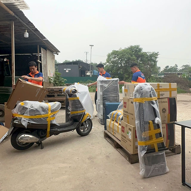 Gửi hàng từ Đà Nẵng vào Sài Gòn 2 chiều trong 24h 2 Nhân viên Kiều Gia Express đang vận chuyển hàng hóa