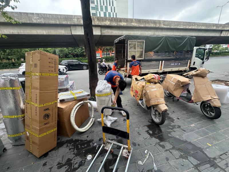 Nhà xe gửi hàng từ Hà Nội đi Quảng Trị nhanh chóng, giá rẻ chỉ từ 1.300đ 3 Bọc đồ, hàng hóa
