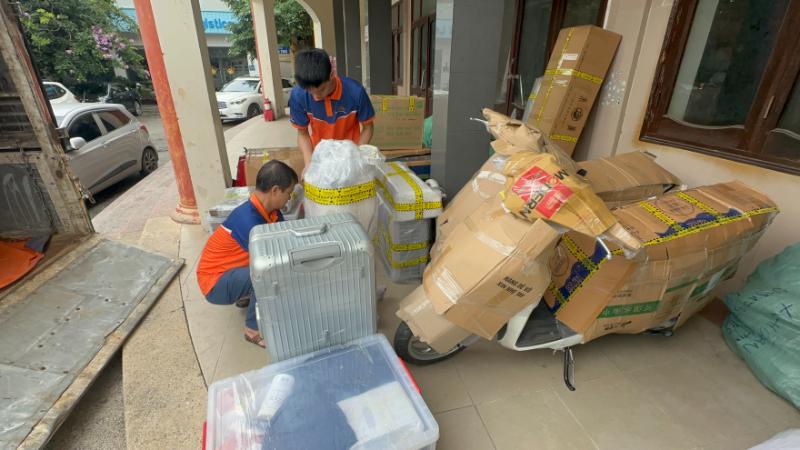 Nhà xe gửi hàng từ Hà Nội đi Quảng Trị nhanh chóng, giá rẻ chỉ từ 1.300đ 4 Chuyển hàng hóa lên xe
