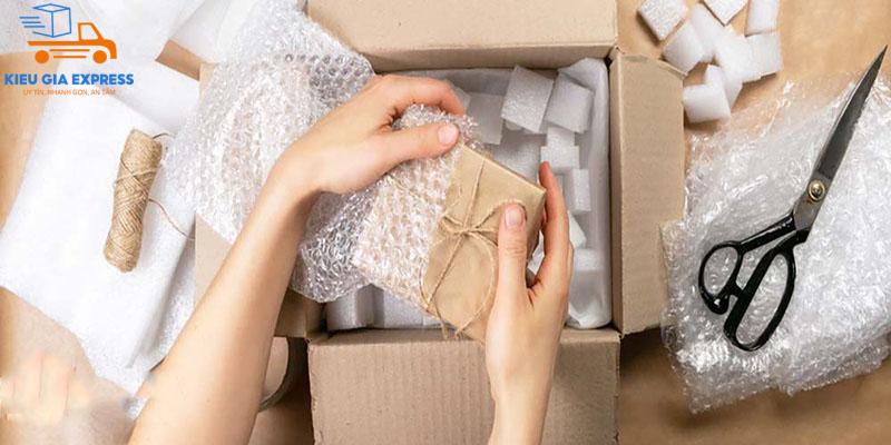 Chành xe gửi hàng Sài Gòn Quảng Ninh giá tốt, giao nhanh 5 Dùng mút xốp đóng gói hàng hóa